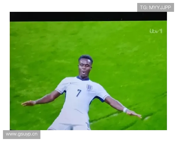 萨卡与英格兰前辈交流互动，持续提升国家队表现