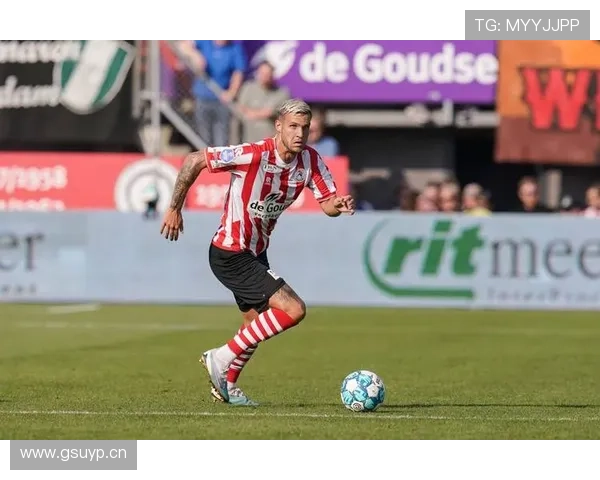 德容持续发挥中场节拍器作用,助力荷兰队攻防转换 德容持续发挥中场节拍器作用,助力荷兰队攻防转换