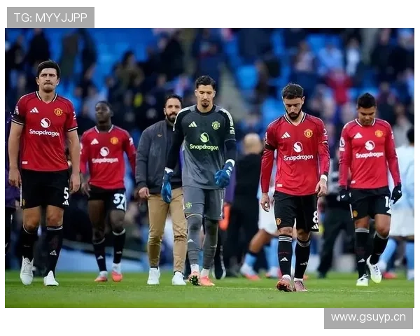 曼联转会策略引发争议,球队阵容稳定性面临考验 曼联转会策略引发争议,球队阵容稳定性面临考验