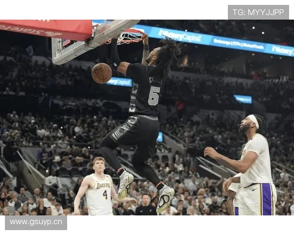 文班亚马挡拆创造错位，拉开防线提升内线得分效率